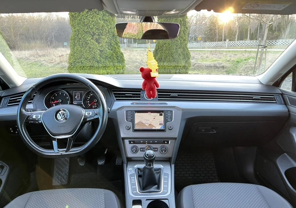 Volkswagen Passat cena 69900 przebieg: 138360, rok produkcji 2017 z Malbork małe 172
